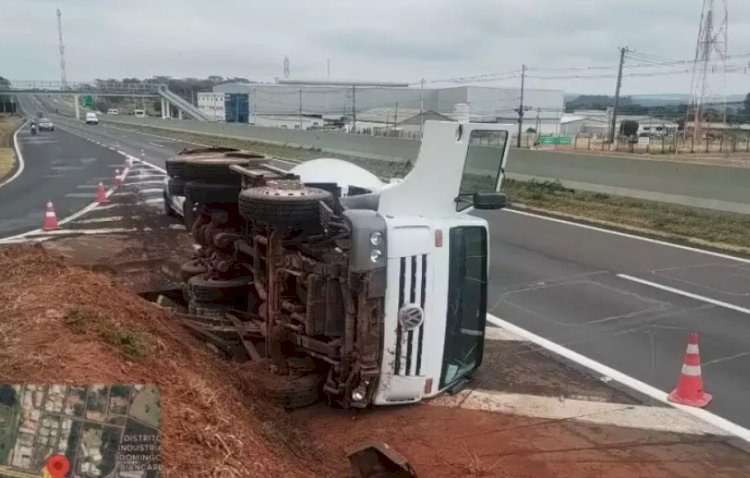 Caminhão colide com barranco e tomba na Bauru-Jaú