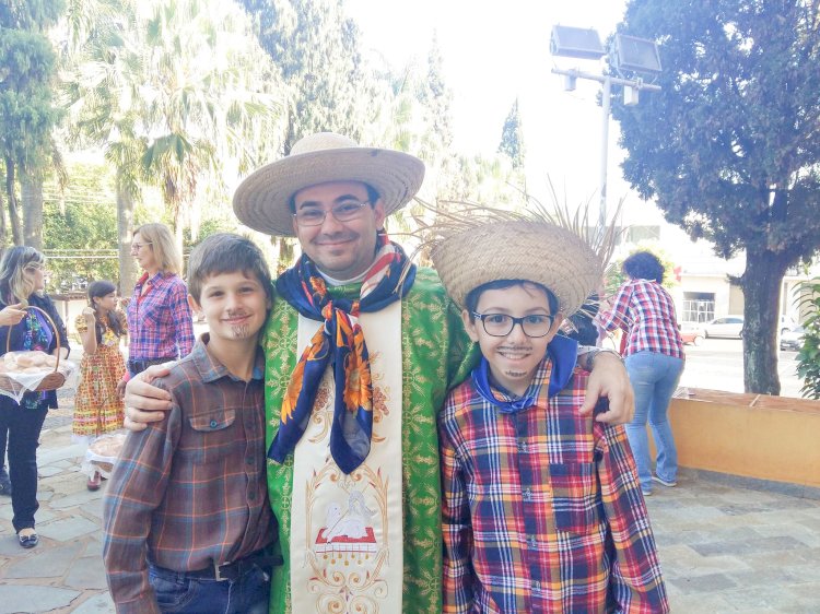 Padre Ériko preside tradicional Missa Julina das crianças, dedicada aos profissionais do agronegócio neste domingo