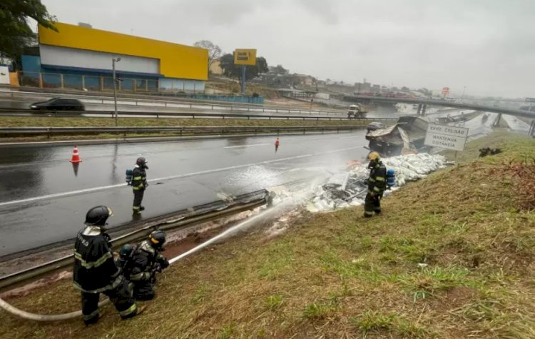 Carga de enxofre altamente tóxica pega fogo em Bauru