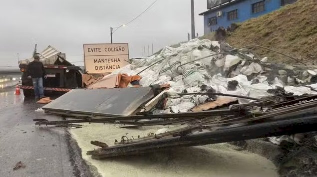 Carga de enxofre altamente tóxica pega fogo em Bauru