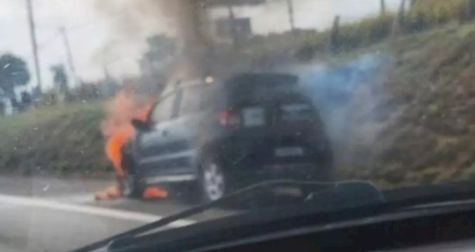 Motor de carro pega fogo em rodovia de Bauru