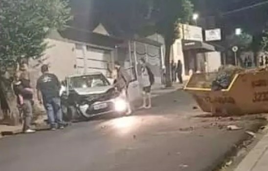 Idoso morre ao colidir carro com caçamba em Bauru