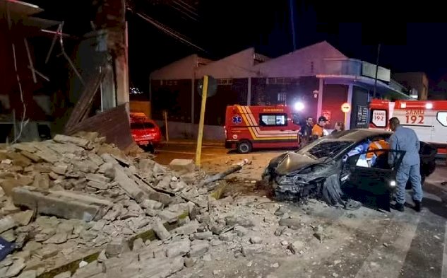 Motorista fica gravemente ferido após carro colidir e destruir fachada de laboratório em Bauru