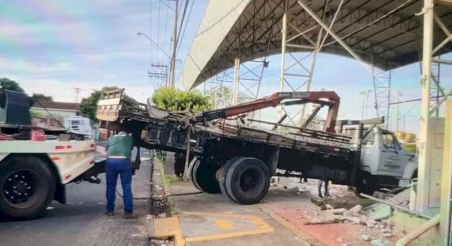 Caminhão desgovernado invade complexo desportivo em Bauru