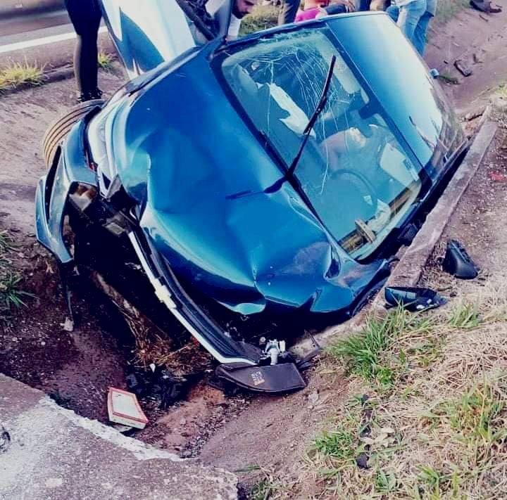 Carro atinge mureta de concreto e congestiona trânsito na Bauru-Jaú