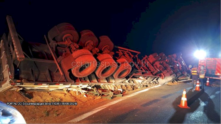 Carreta carregada com 32 toneladas de aço tomba em alça de acesso na SP-294 em Bauru