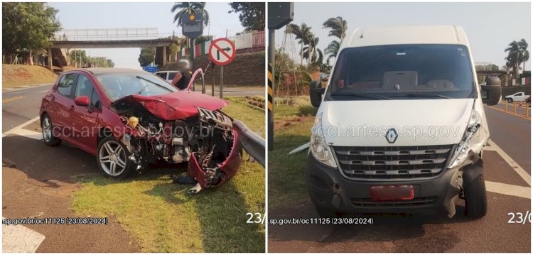 Van e carro colidem no trevo de acesso à Boraceia, na SP-261