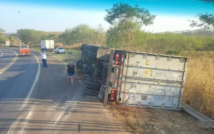 Acidente com caminhão na SP-321 deixa motorista gravemente ferido, em Ibitinga