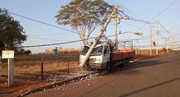 Caminhão derruba poste de energia em Ibitinga