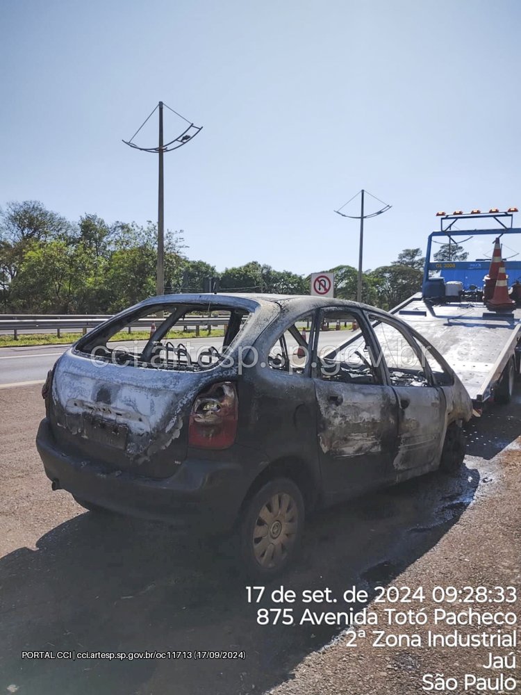 Incêndio em veículo mobiliza Corpo de Bombeiros na rodovia SP-225 em Jaú