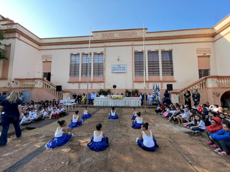 Escola Euclydes abre cápsula do tempo em comemoração ao aniversário de 110 anos