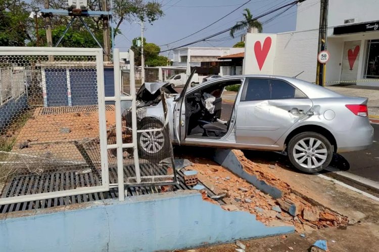 Criminosos rendem idosos e roubam reais, dólares e euros de residência em Bauru; um dos assaltantes é preso ao sofrer acidente durante tentativa de fuga com o carro das vítimas