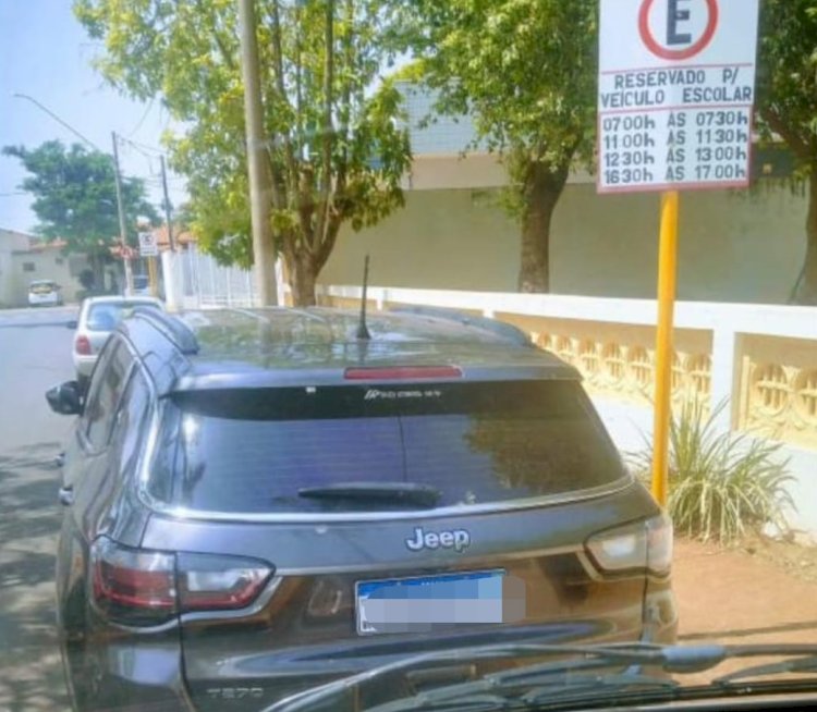 Motorista denuncia carro de funcionário da prefeitura de Bariri estacionado em vaga preferencial de veículo escolar