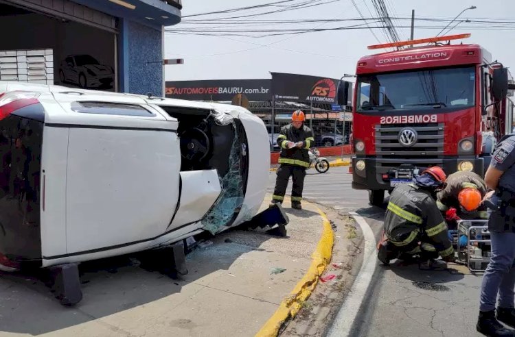 Colisão seguida de capotamento deixa idoso ferido em Bauru