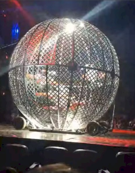 Artistas de circo colidem entre si durante apresentação no “Globo da Morte” em Bauru