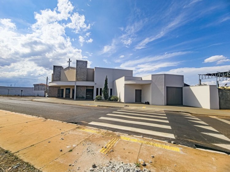 Arquiteta denuncia erro estrutural em lombada instalada em frente à Igreja Santo Expedito; alerta se prova real após chuva formar “piscinão” no local