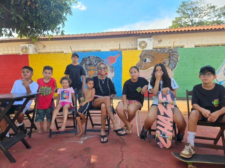 Artista paulistana Matriarcak ministra workshop de poesia na Associação Escolinha de Skate de Bariri