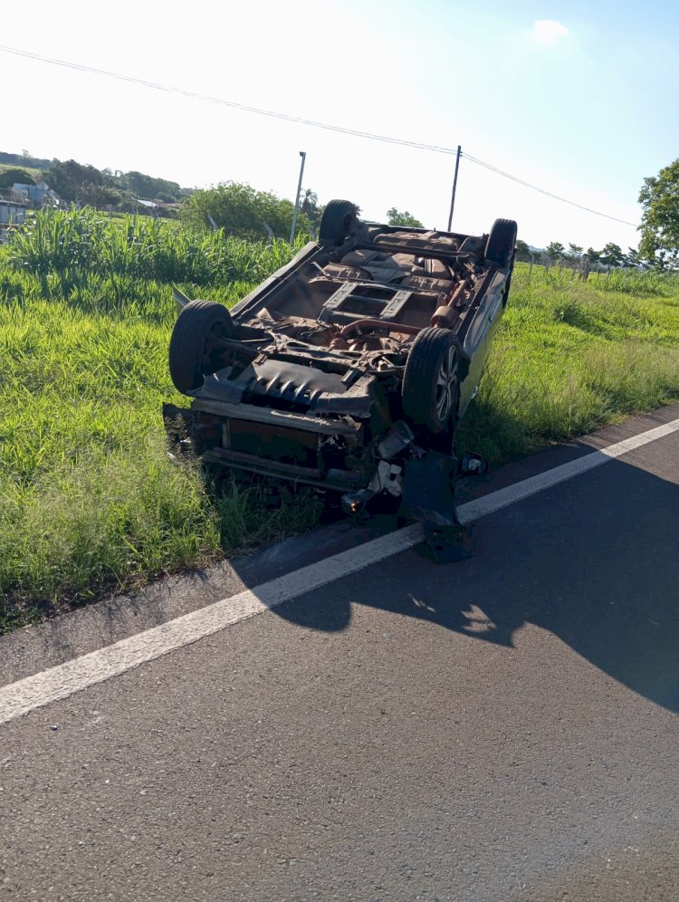 Carro capota ao ser atingido por outro veículo na Jaú-Bariri; motorista sai ileso