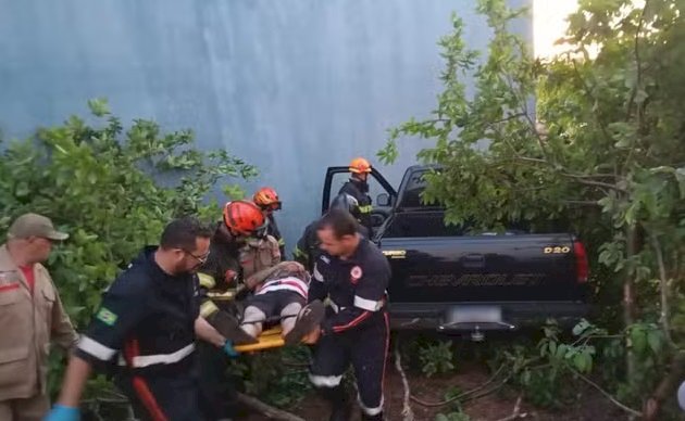 Caminhonete desgovernada atinge árvores de terreno baldio em Ibitinga