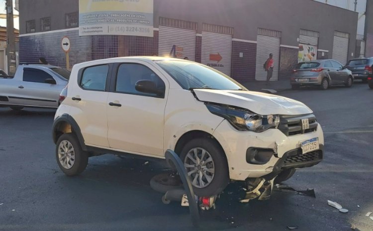 Carro esmaga moto em cruzamento de Bauru