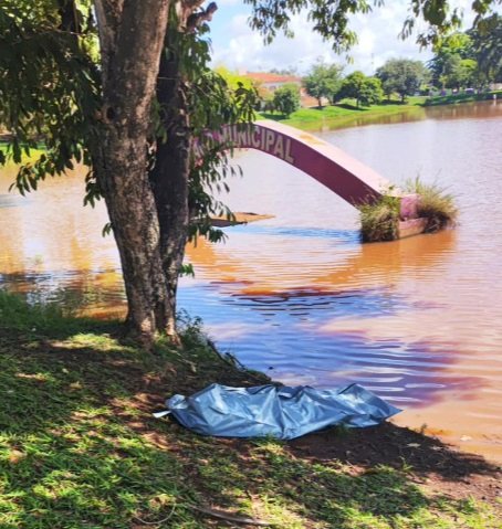 Morador de rua morre afogado no Lago Municipal de Bariri