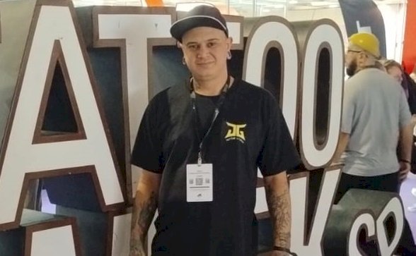 Tatuador baririense, João Geraldo, expõe na maior feira de tatuagem do mundo