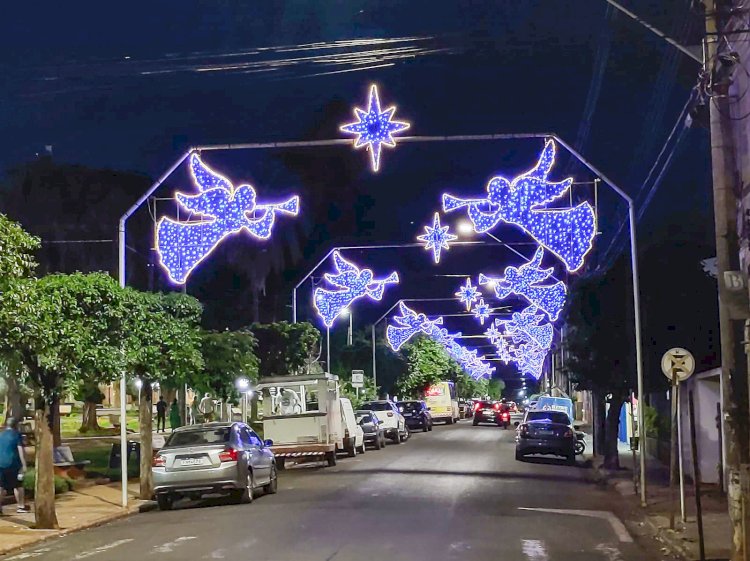 Itapuí encanta com tradicional decoração natalina na Praça da Matriz