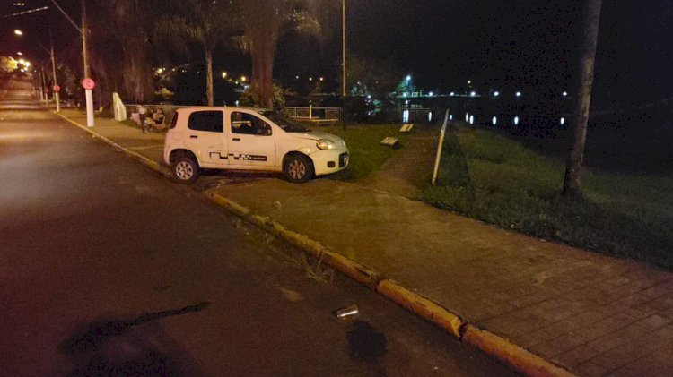 Dupla é presa após atropelar, fugir e bater carro no Lago Municipal de Bariri