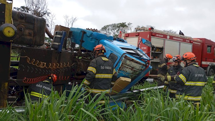 Motorista morre após tombar caminhão na barragem entre Ibitinga e Iacanga