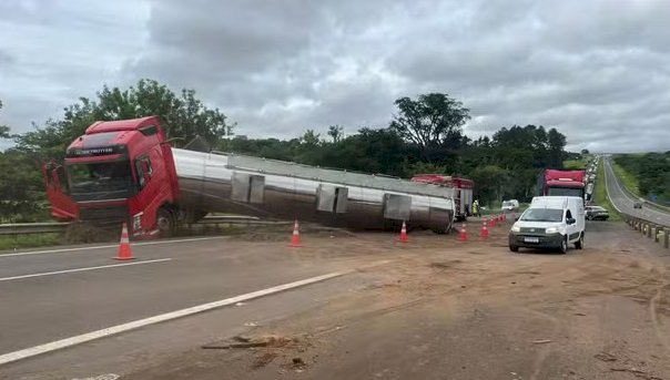 Carreta de óleo vegetal tomba em Piratininga