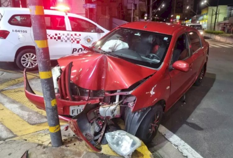 Carro para em poste após ser atingido por moto em Bauru