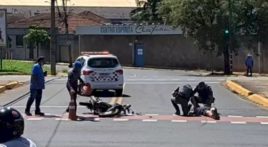 Motociclista atinge viatura da PM em Bauru