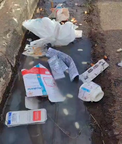 Medicamentos recém retirados da Farmácia Central são encontrados descartados na rua em Bariri