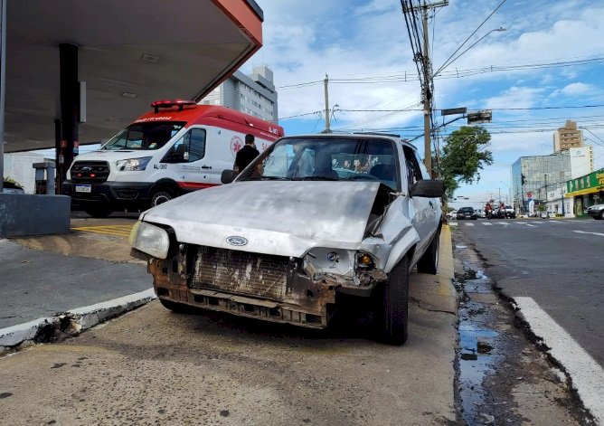 Batida traseira entre carros congestiona Duque de Caxias