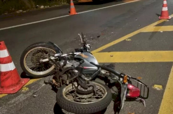 Motociclista atinge traseira de ônibus na SP-225