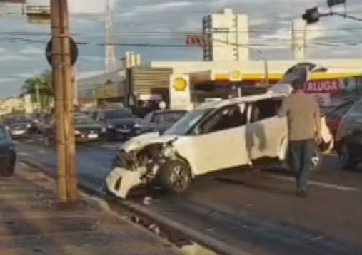 Motorista fura dois sinais vermelhos, bate em carro e poste em Bauru