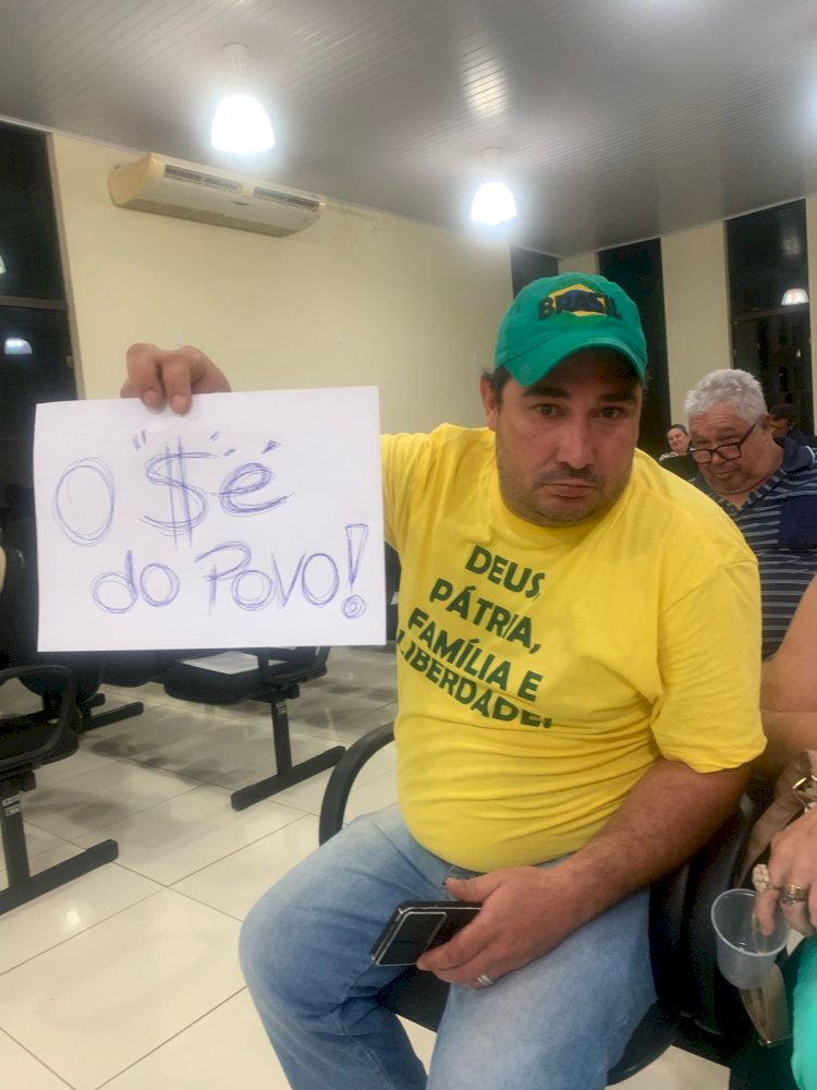 Manifestantes protestam contra criação do cargo de assessor parlamentar em sessão tensa na Câmara de Bariri