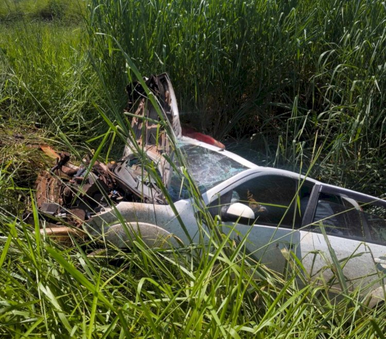 Motorista sai da pista e fica preso nas ferragens na Jaú-Bariri