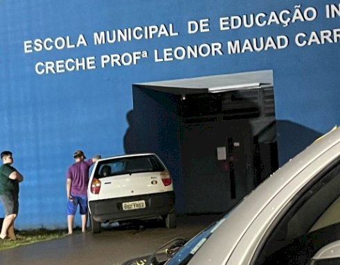 Carro bate em outro veículo e atinge parede de creche em Bariri