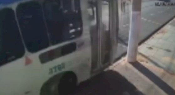 Ônibus invade calçada e derruba poste em Pederneiras