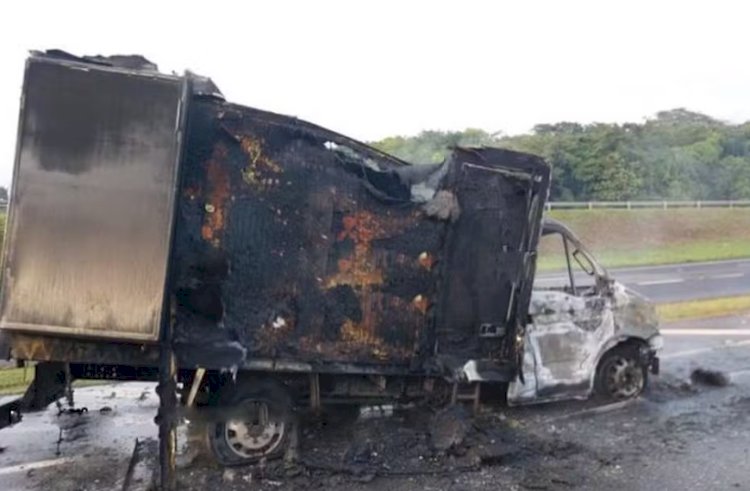 Caminhão de frios pega fogo em rodovia de Bauru