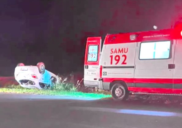 Motorista é arremessado para fora de veículo após colisão com caminhão de cana seguida por capotamento em Arealva