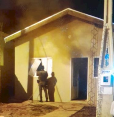 Briga de casal termina com casa incendiada em Ibitinga