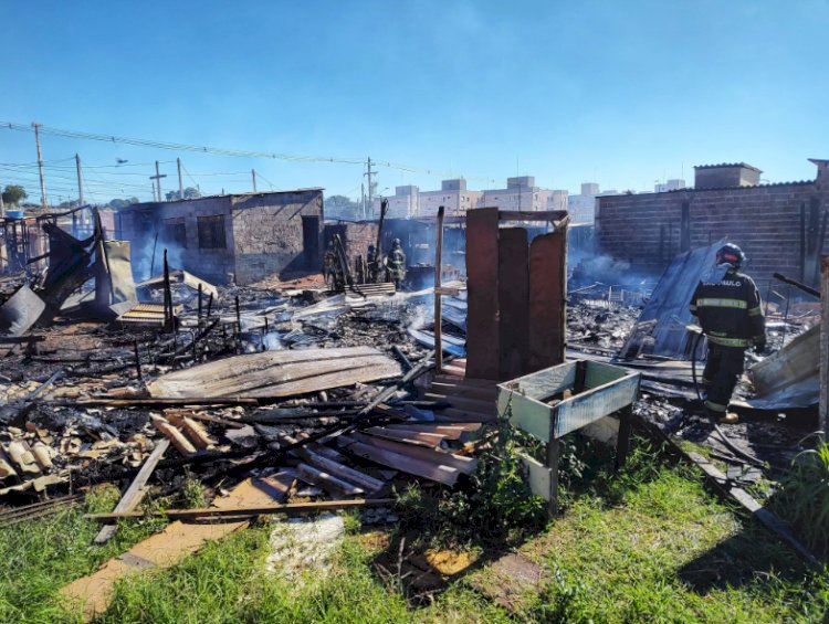 Incêndio destrói casas em comunidade e deixa mais de 10 famílias desabrigadas em Bauru