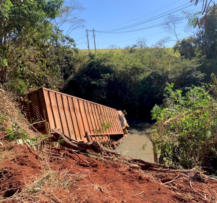 Caminhão cai no Rio Bauru entre Boraceia e Pederneiras