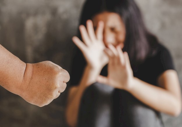 Mulher pede socorro ao vizinho através de bilhete após ter casa invadida pelo ex, ser agredida e ameaçada de morte em Jaú