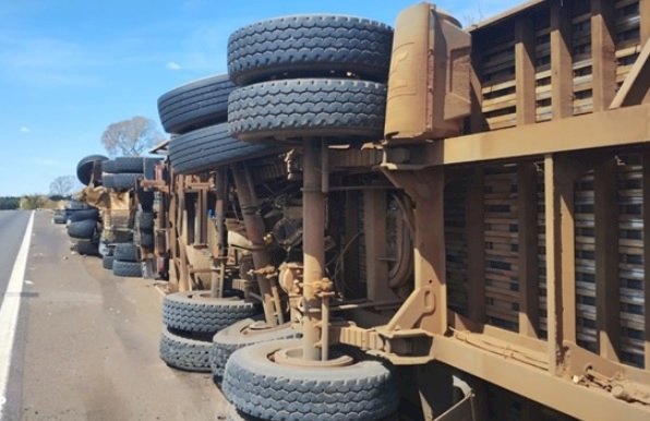 Carreta tomba na Jaú-Brotas