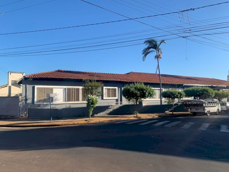 Escola Idalina adota novo protocolo de recolhimento de celulares na entrada dos alunos; mãe questiona revista pessoal após filho apontar “constrangimento”