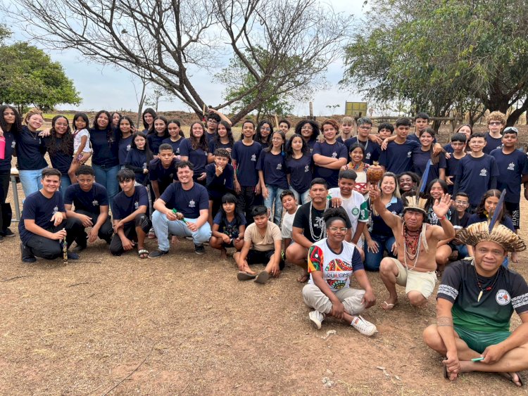 Alunos da Escola Ephigênia visitam aldeia indígena em Avaí