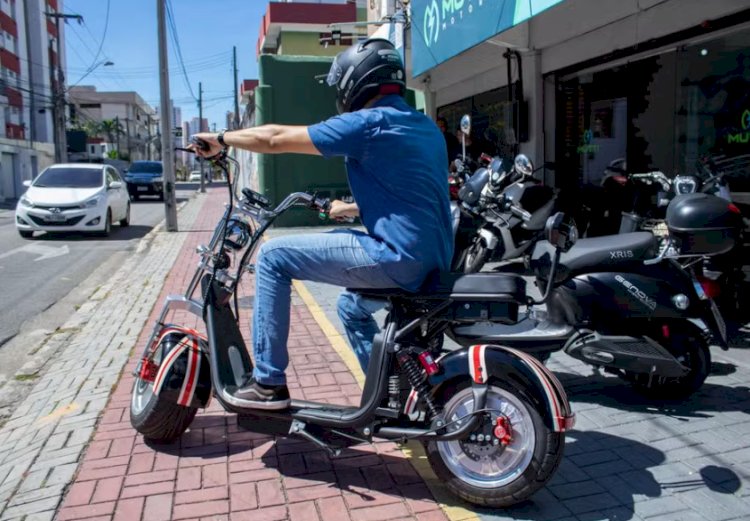 Proprietários de ciclomotores têm prazo de dois meses para registro, licenciamento e emplacamento dos veículos, sob pena multa a partir de 2026